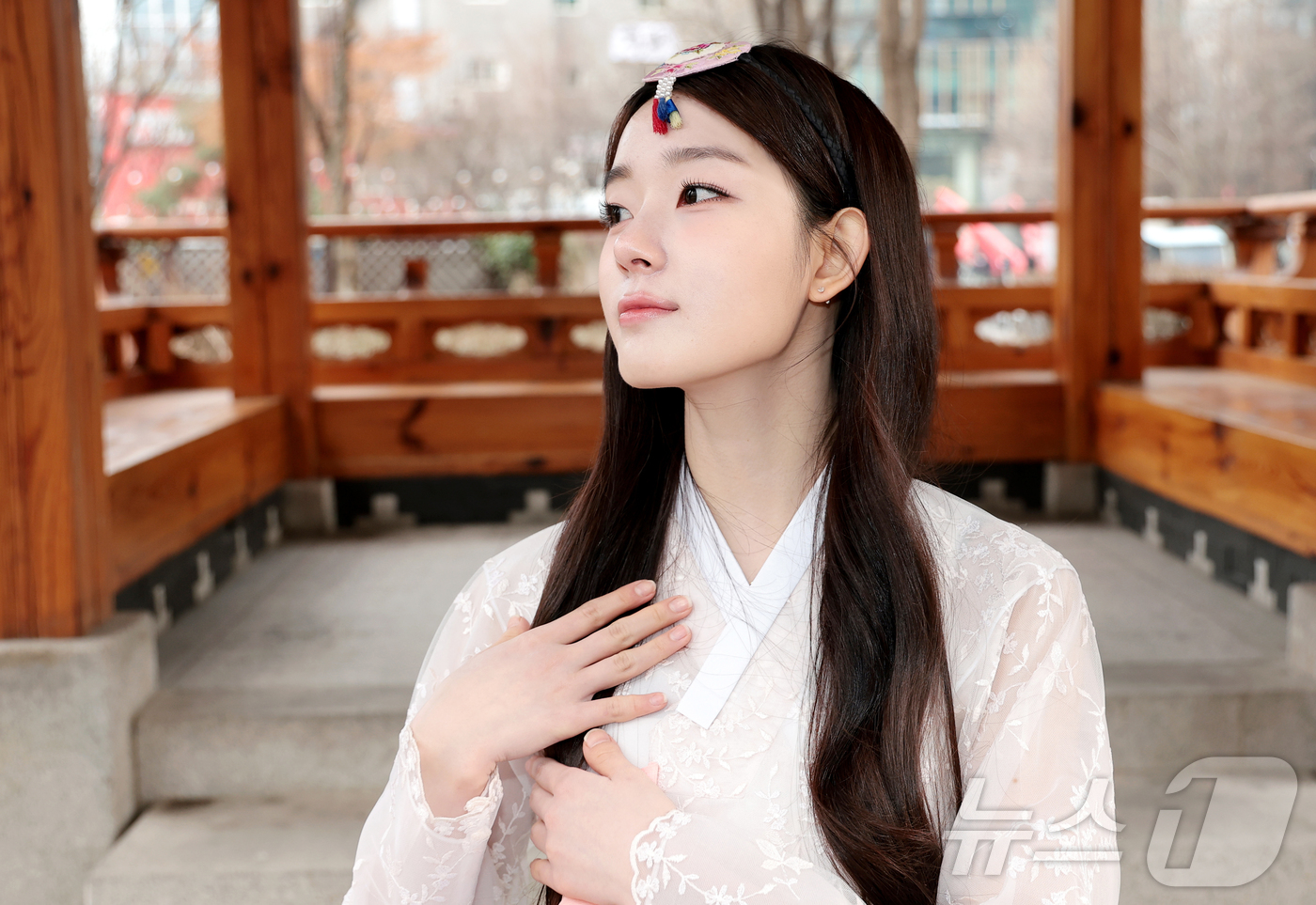 (서울=뉴스1) 권현진 기자 = 걸그룹 이프아이(ifeye) 카시아가 서울 종로구 뉴스1 인근에서 한복을 곱게 차려입고 새해 인사를 전하고 있다. 2026.2.16/뉴스1