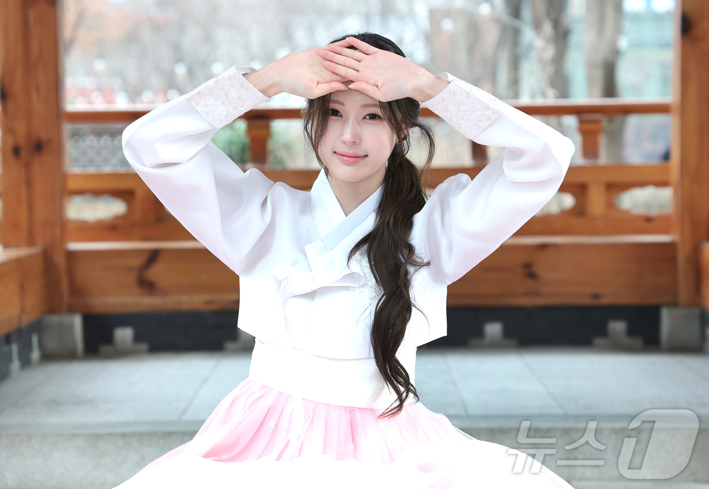 (서울=뉴스1) 권현진 기자 = 걸그룹 이프아이(ifeye) 원하연이 서울 종로구 뉴스1 인근에서 한복을 곱게 차려입고 새해 인사를 전하고 있다. 2026.2.16/뉴스1