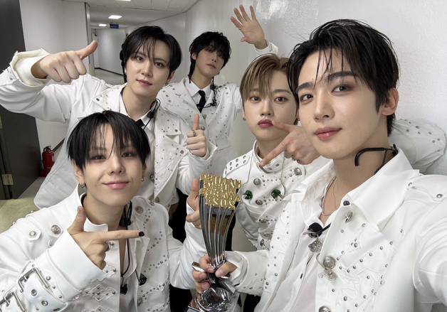 위아이, 한터뮤직어워즈 포스트 제너레이션 수상…"기대되는 팀 될 것"