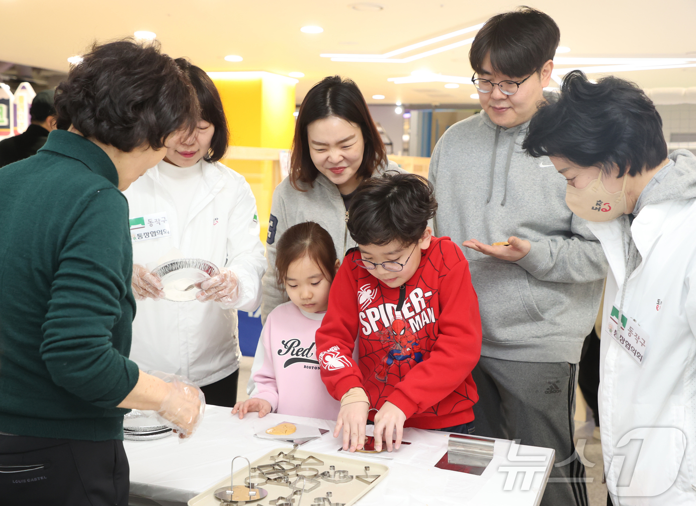 (서울=뉴스1) = 민족 최대명절인 설날을 하루 앞둔 16일 서울 동작구 동작구청 동작스타파크에 만들어진 민속놀이 체험행사장을 찾은 어린이들이 달고나를 만들고 있다. (동작구 제공 …