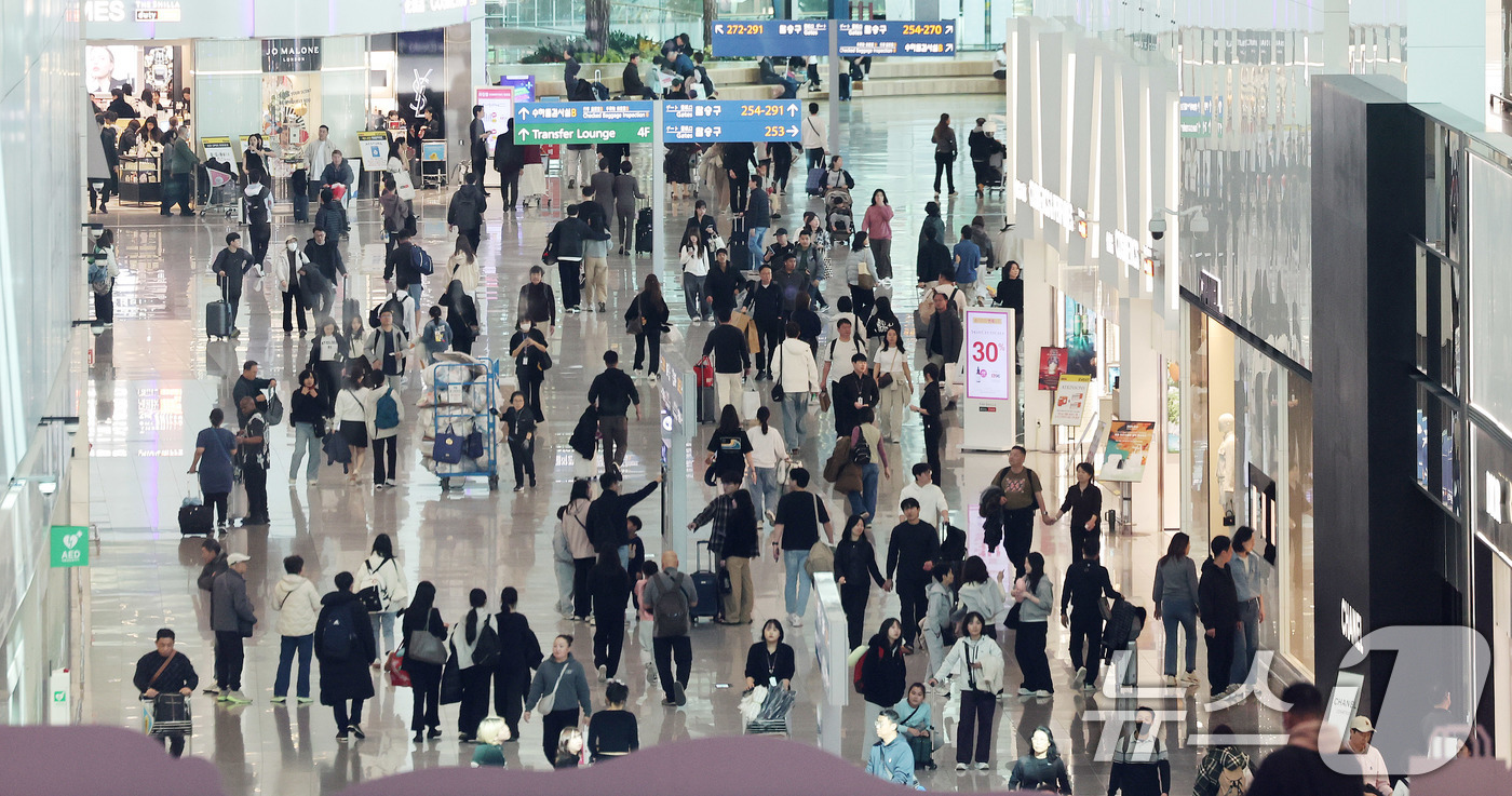 (인천공항=뉴스1) 박지혜 기자 = 설날을 하루 앞둔 16일 인천국제공항 2터미널에 출국자들로 북적이고 있다. 2026.2.16/뉴스1