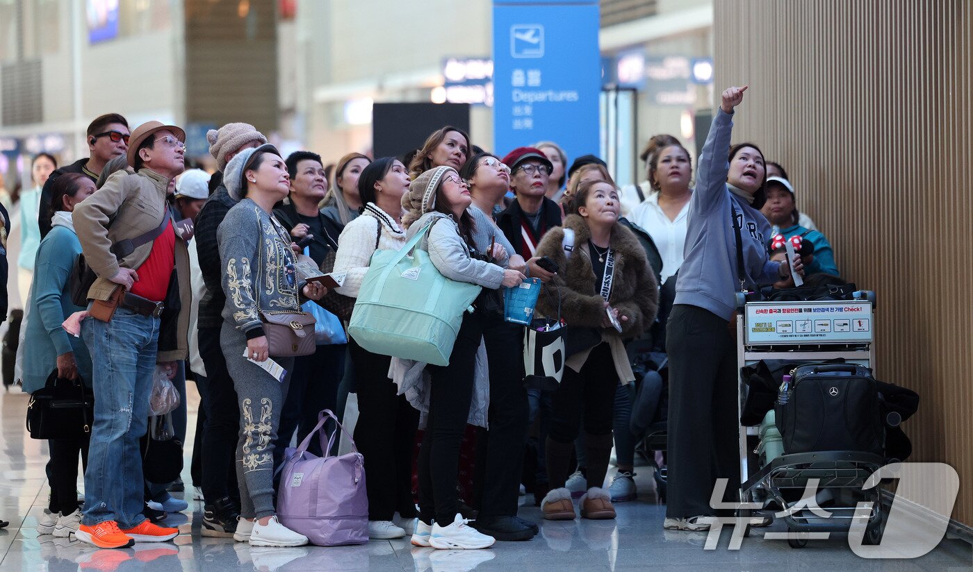 본문 이미지 -  인천국제공항 2터미널에 관광을 마친 외국인관광객들이 출국을 앞두고 있다. 2026.2.16 ⓒ 뉴스1 박지혜 기자