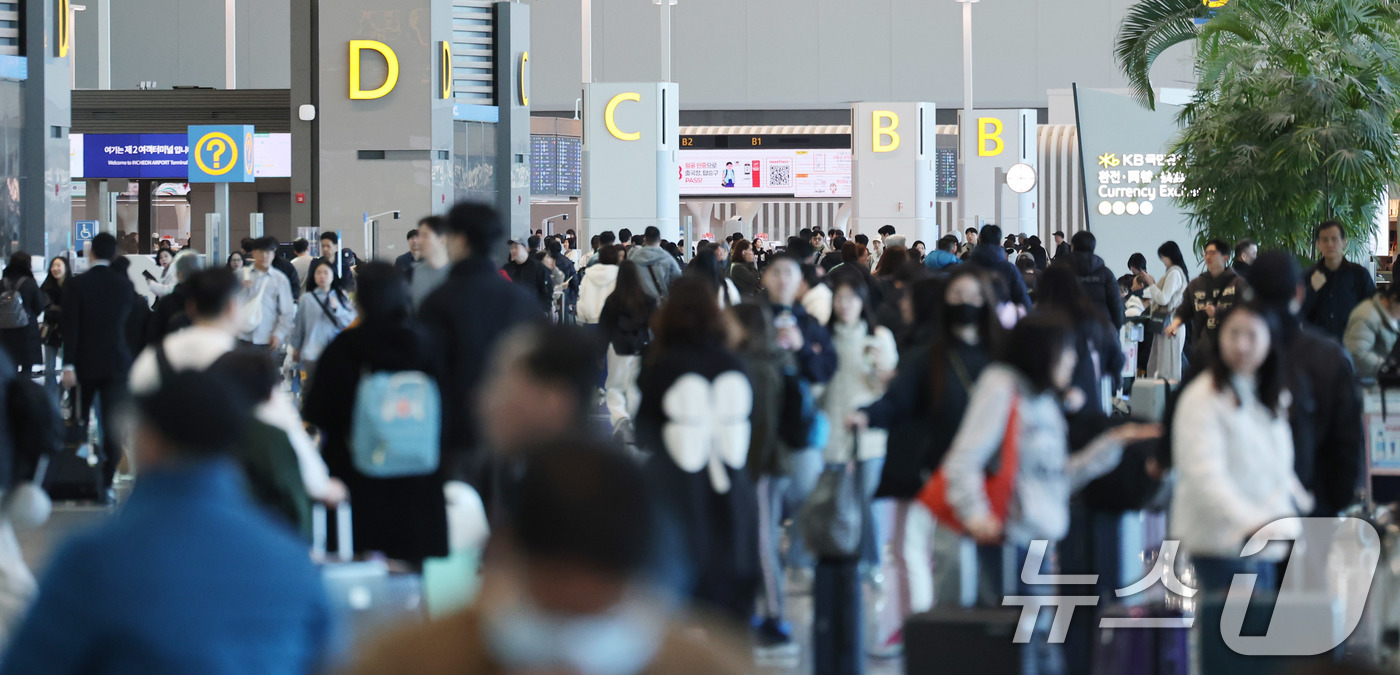 (인천공항=뉴스1) 박지혜 기자 = 설날을 하루 앞둔 16일 인천국제공항 2터미널에 출국을 앞둔 시민들로 북적이고 있다. 2026.2.16/뉴스1