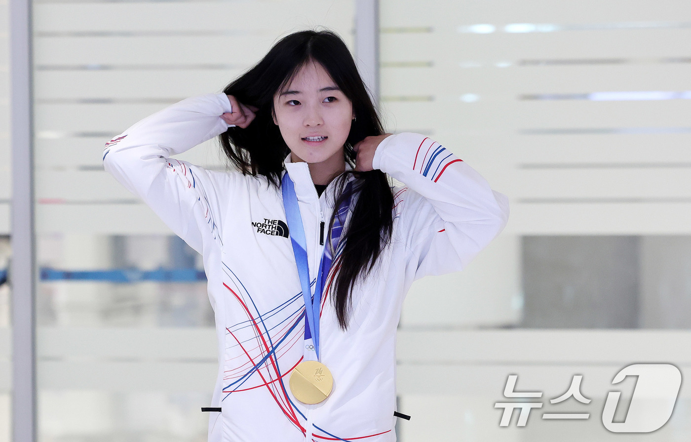 (인천공항=뉴스1) 박지혜 기자 = 2026 밀라노·코르티나담페초 동계올림픽 스노보드 여자 하프파이프에서 금메달을 차지한 최가온이 16일 인천공항2터미널을 통해 귀국하고 있다. 2 …