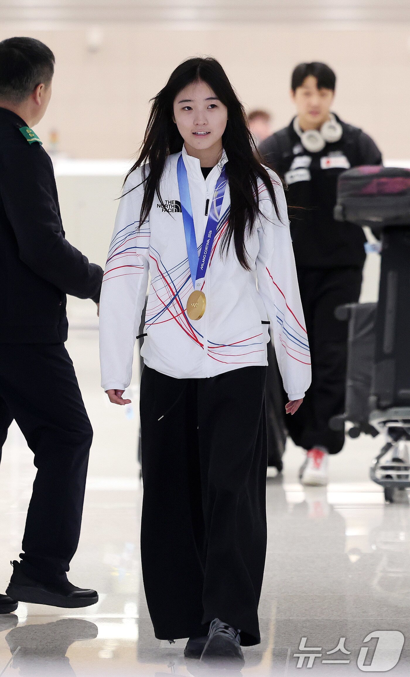 본문 이미지 - 2026 밀라노·코르티나담페초 동계올림픽 스노보드 여자 하프파이프에서 금메달을 차지한 최가온이 16일 인천공항2터미널을 통해 귀국하고 있다. 2026.2.16 ⓒ 뉴스1 박지혜 기자