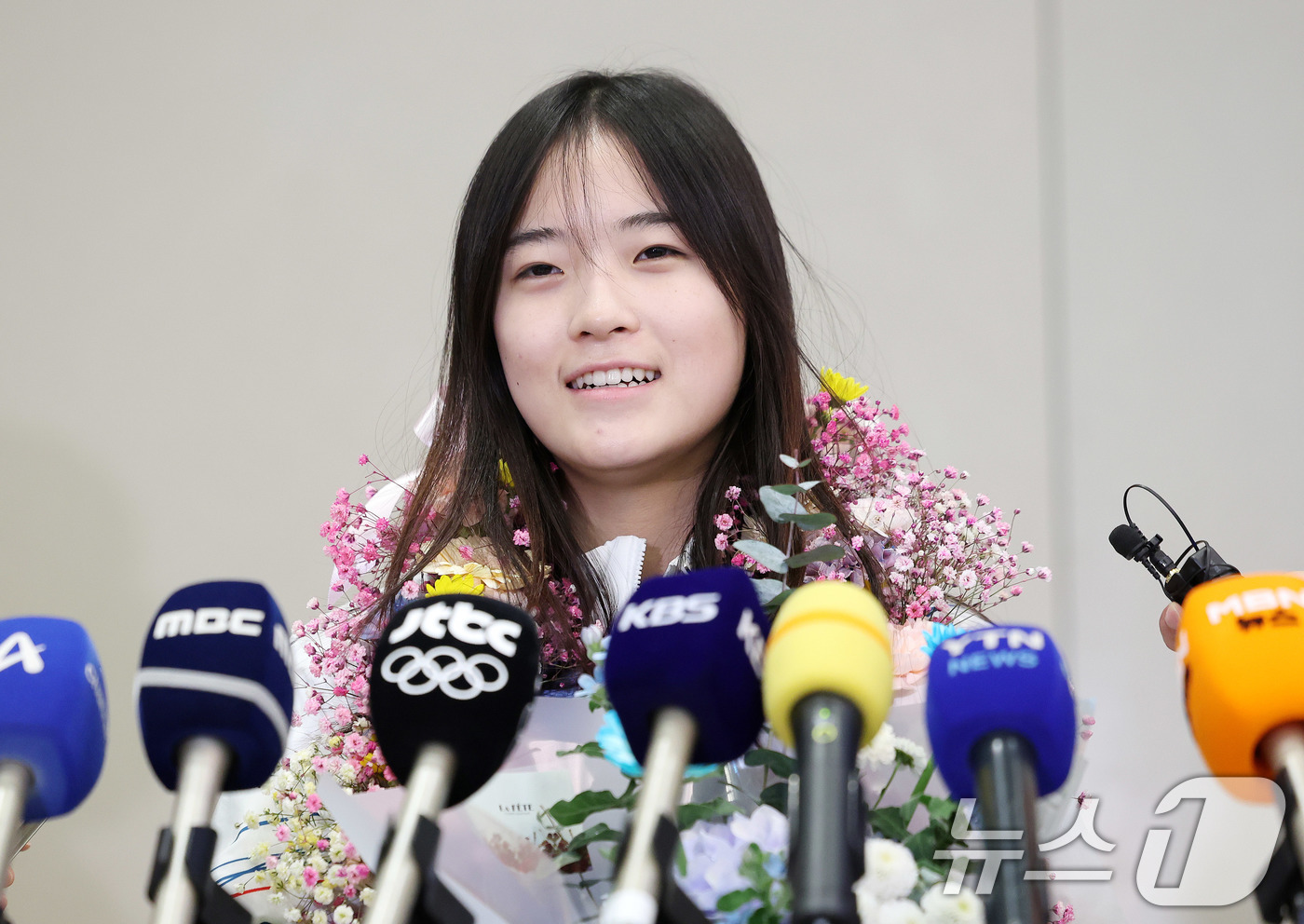 (인천공항=뉴스1) 박지혜 기자 = 2026 밀라노·코르티나담페초 동계올림픽 스노보드 여자 하프파이프에서 금메달을 차지한 최가온이 16일 인천국제공항 2터미널을 통해 귀국해 취재진 …