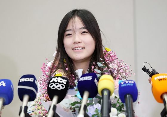 귀국한 최가온 '금빛 미소'