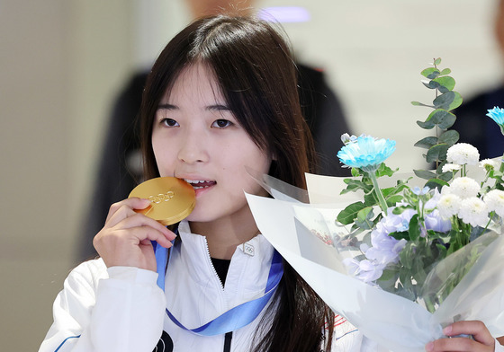 '불굴의 금메달' 최가온 금의환향…인천공항 입국