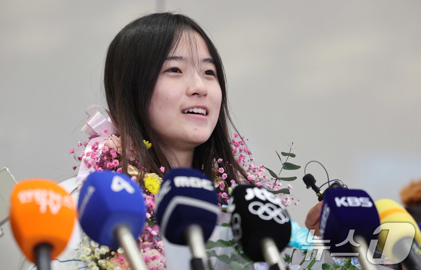 본문 이미지 - 2026 밀라노·코르티나담페초 동계올림픽 스노보드 여자 하프파이프에서 금메달을 차지한 최가온이 16일 인천국제공항 2터미널을 통해 귀국해 취재진 질문에 답하고 있다. 2026.2.16 ⓒ 뉴스1 박지혜 기자