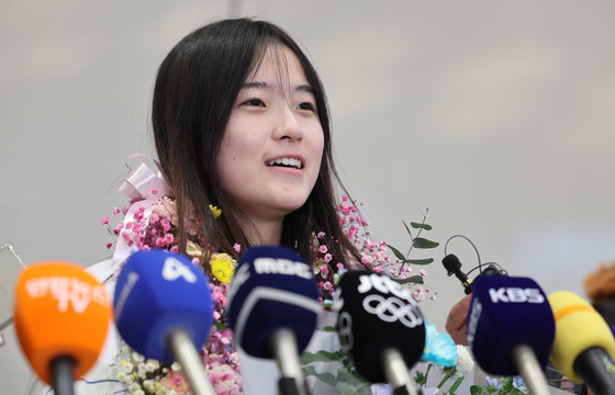 최가온, 금메달 목에 걸고 금의환향…"세상 다 가진 기분"(종합)[올림픽]