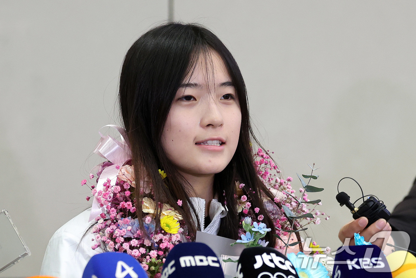 (인천공항=뉴스1) 박지혜 기자 = 2026 밀라노·코르티나담페초 동계올림픽 스노보드 여자 하프파이프에서 금메달을 차지한 최가온이 16일 인천국제공항 2터미널을 통해 귀국해 취재진 …