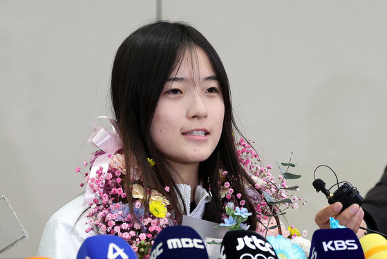 질문에 답하는 최가온