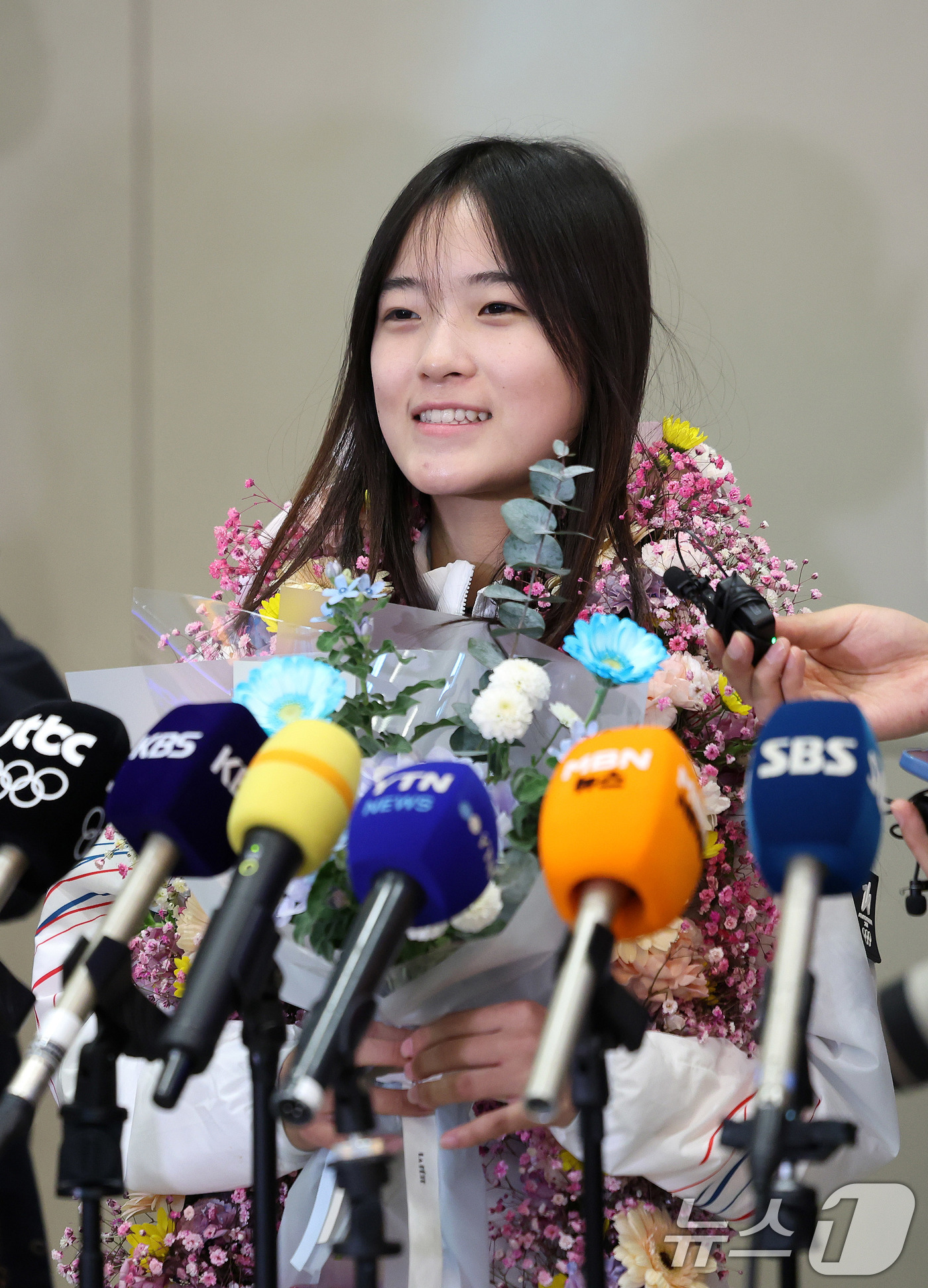 (인천공항=뉴스1) 박지혜 기자 = 2026 밀라노·코르티나담페초 동계올림픽 스노보드 여자 하프파이프에서 금메달을 차지한 최가온이 16일 인천국제공항 2터미널을 통해 귀국해 취재진 …