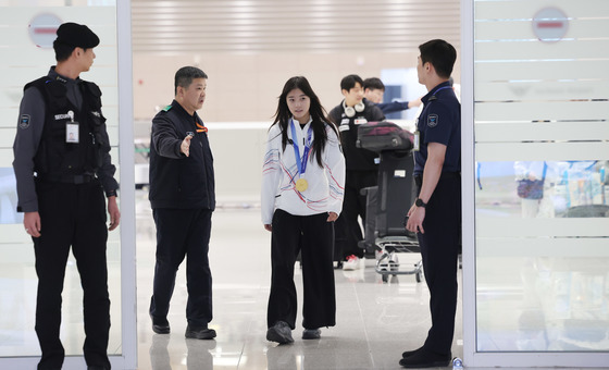 '불굴의 금메달' 최가온 금의환향…인천공항 입국