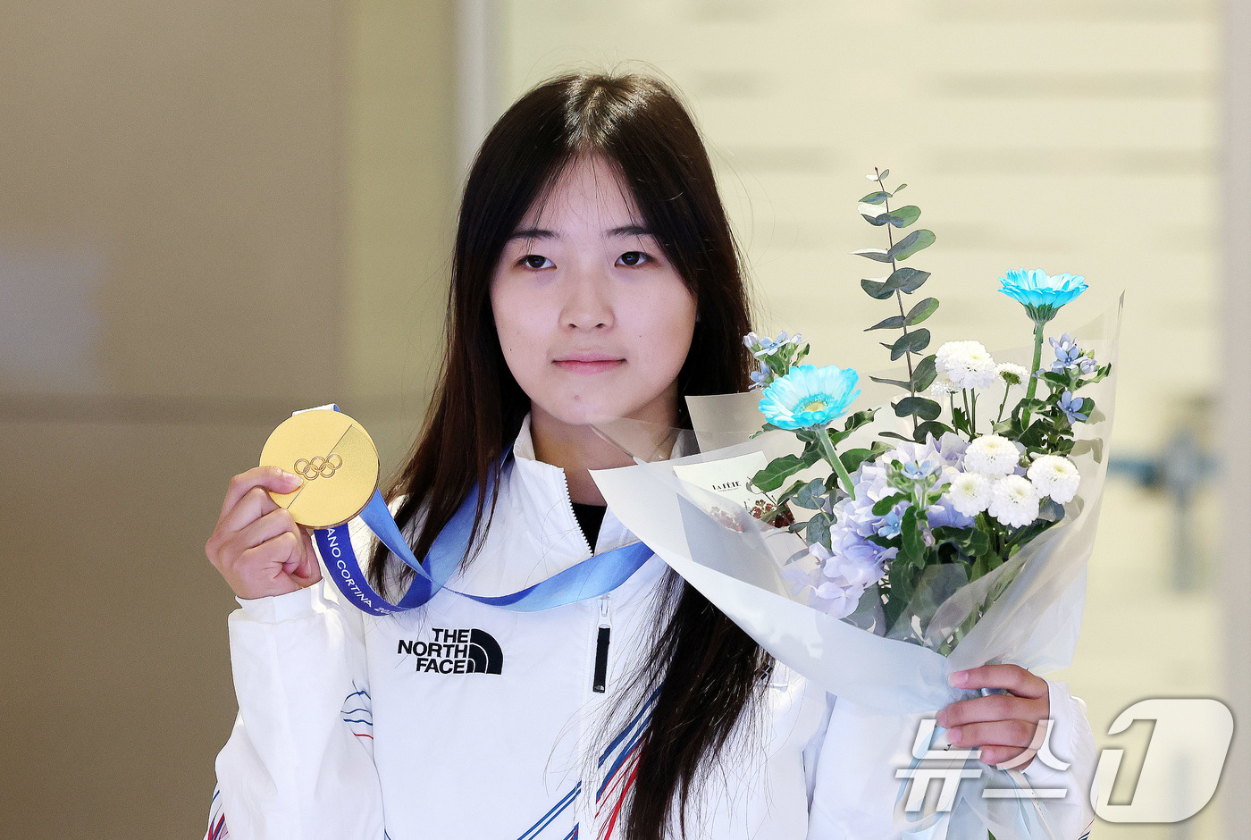 (인천공항=뉴스1) 박지혜 기자 = 2026 밀라노·코르티나담페초 동계올림픽 스노보드 여자 하프파이프에서 금메달을 차지한 최가온이 16일 인천공항2터미널을 통해 귀국해 포즈를 취하 …