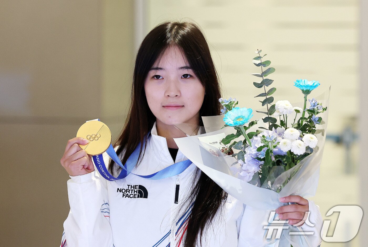 본문 이미지 - 2026 밀라노·코르티나담페초 동계올림픽 스노보드 여자 하프파이프에서 금메달을 차지한 최가온이 16일 인천공항2터미널을 통해 귀국해 포즈를 취하고 있다. 2026.2.16 ⓒ 뉴스1 박지혜 기자