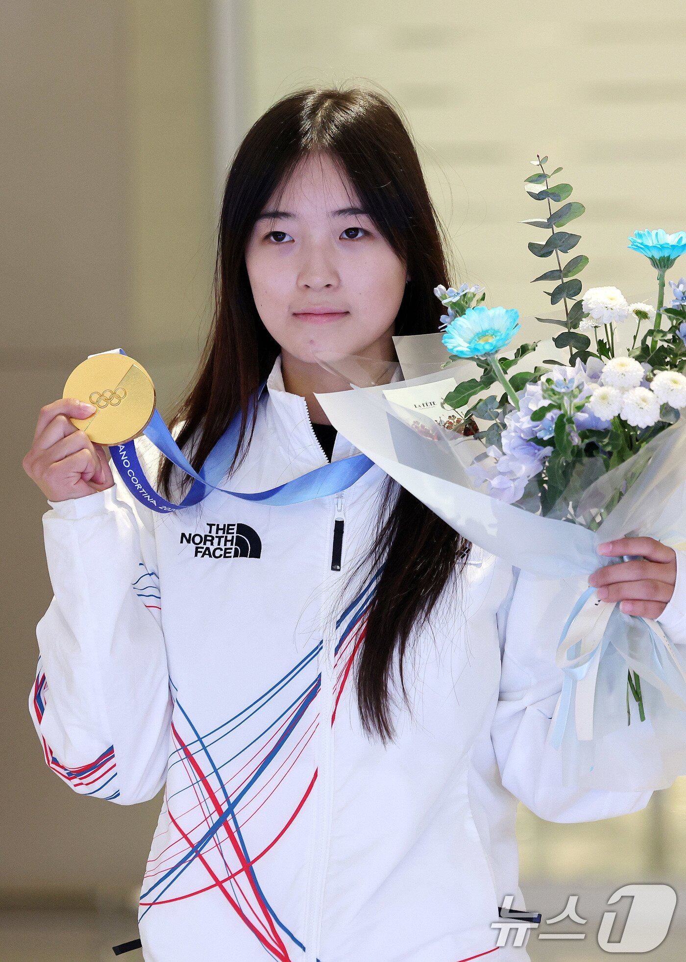 본문 이미지 - 2026 밀라노·코르티나담페초 동계올림픽 스노보드 여자 하프파이프에서 금메달을 차지한 최가온이 16일 인천공항2터미널을 통해 귀국해 포즈를 취하고 있다. 2026.2.16 ⓒ 뉴스1 박지혜 기자