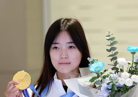 금메달 든 최가온