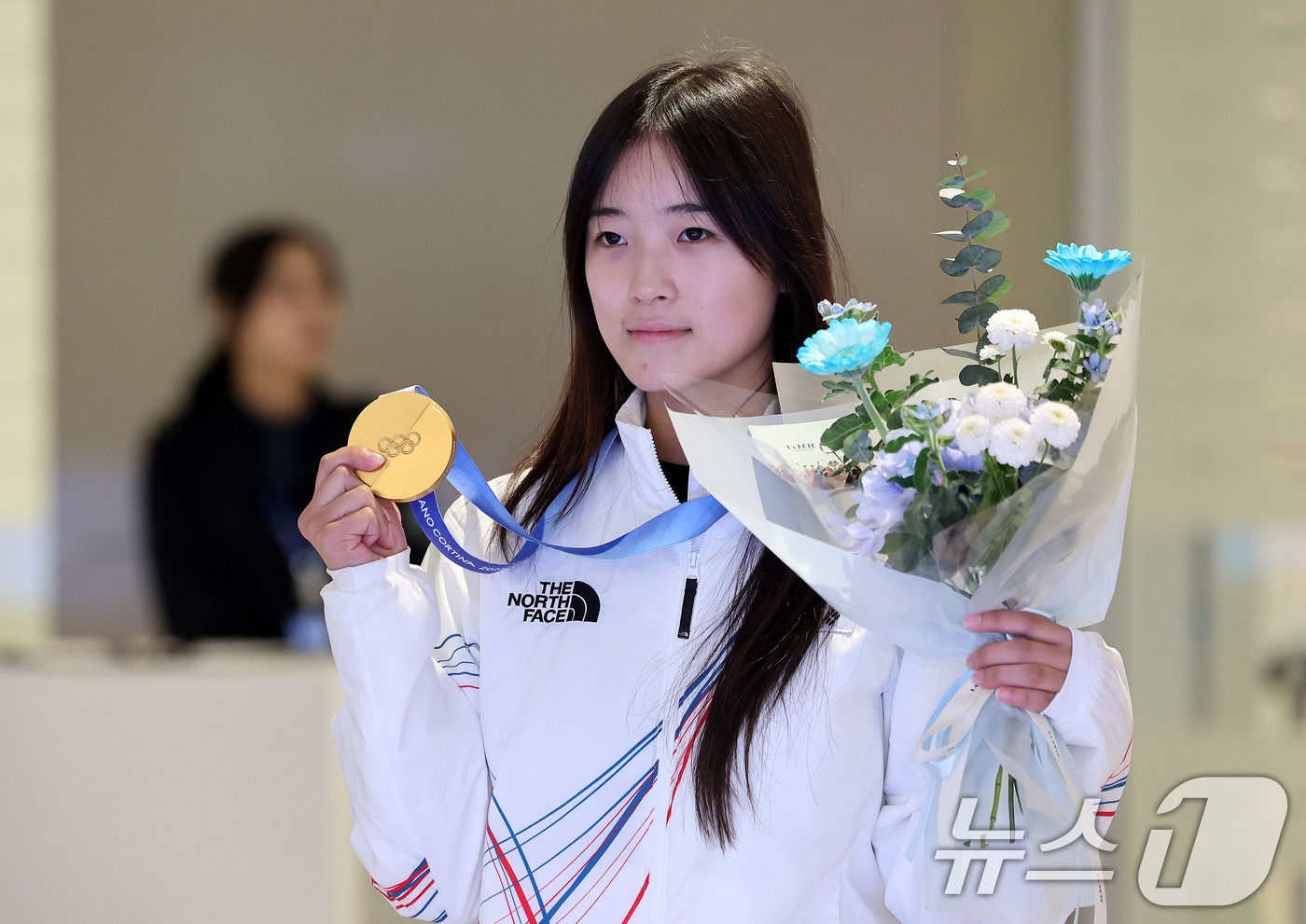 (인천공항=뉴스1) 박지혜 기자 = 2026 밀라노·코르티나담페초 동계올림픽 스노보드 여자 하프파이프에서 금메달을 차지한 최가온이 16일 인천공항2터미널을 통해 귀국해 포즈를 취하 …