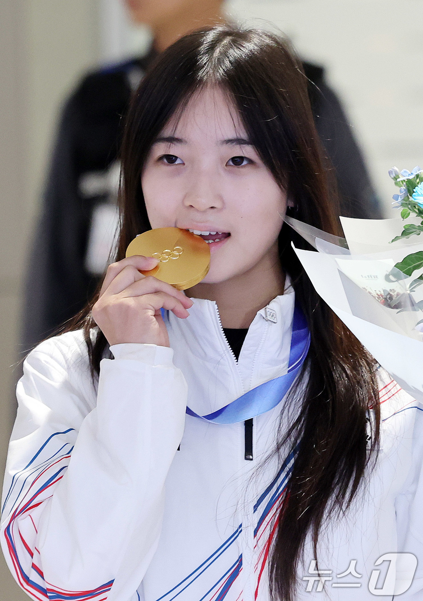 (인천공항=뉴스1) 박지혜 기자 = 2026 밀라노·코르티나담페초 동계올림픽 스노보드 여자 하프파이프에서 금메달을 차지한 최가온이 16일 인천공항2터미널을 통해 귀국해 포즈를 취하 …