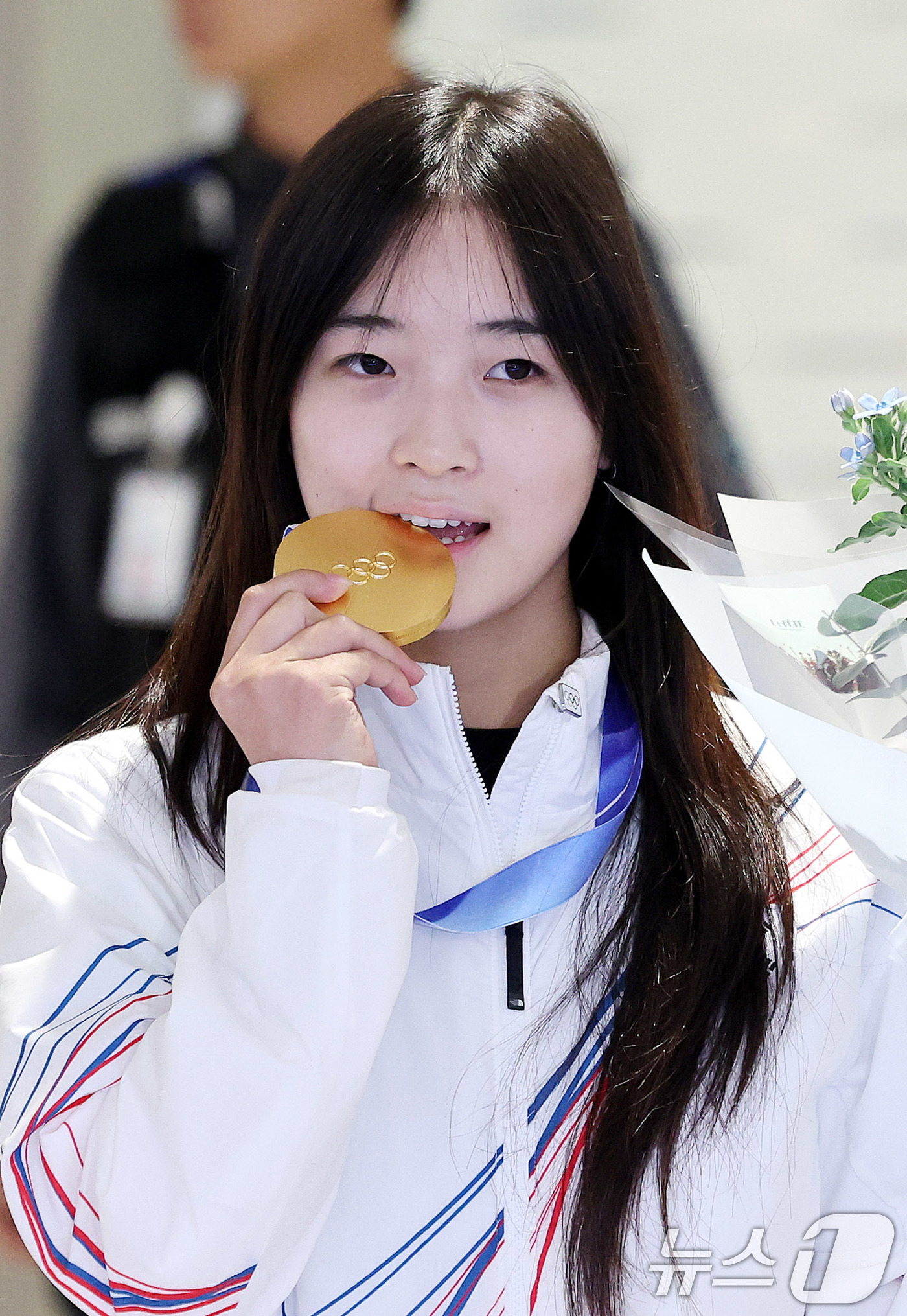 (인천공항=뉴스1) 박지혜 기자 = 2026 밀라노·코르티나담페초 동계올림픽 스노보드 여자 하프파이프에서 금메달을 차지한 최가온이 16일 인천공항2터미널을 통해 귀국해 포즈를 취하 …