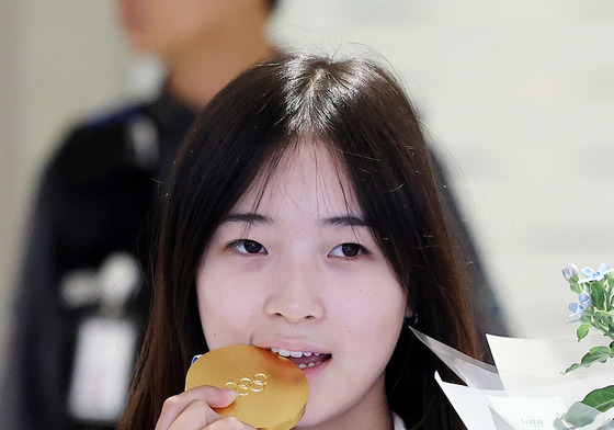 금메달 깨물어보는 최가온