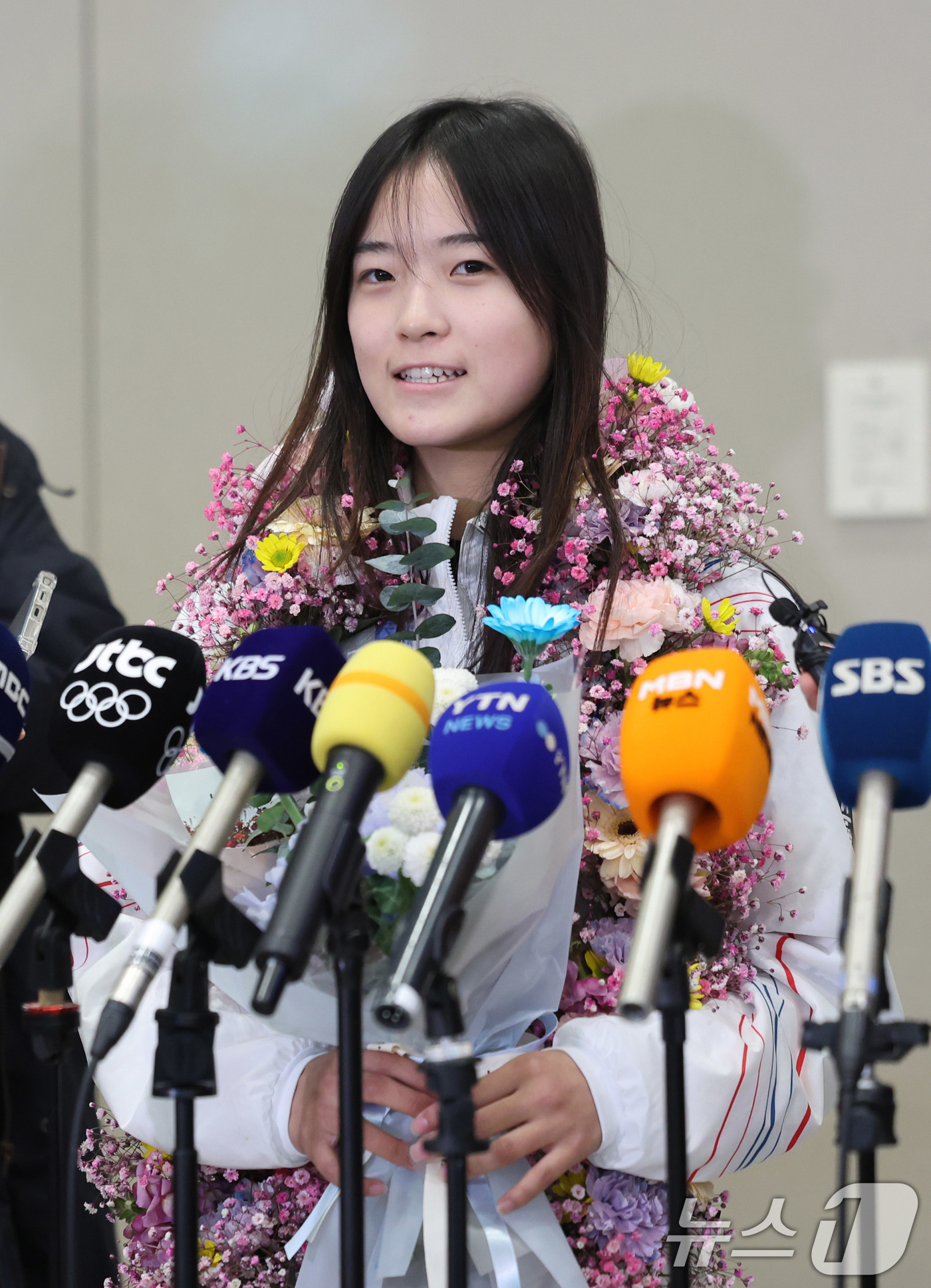 (인천공항=뉴스1) 박지혜 기자 = 2026 밀라노·코르티나담페초 동계올림픽 스노보드 여자 하프파이프에서 금메달을 차지한 최가온이 16일 인천국제공항 2터미널을 통해 귀국해 취재진 …