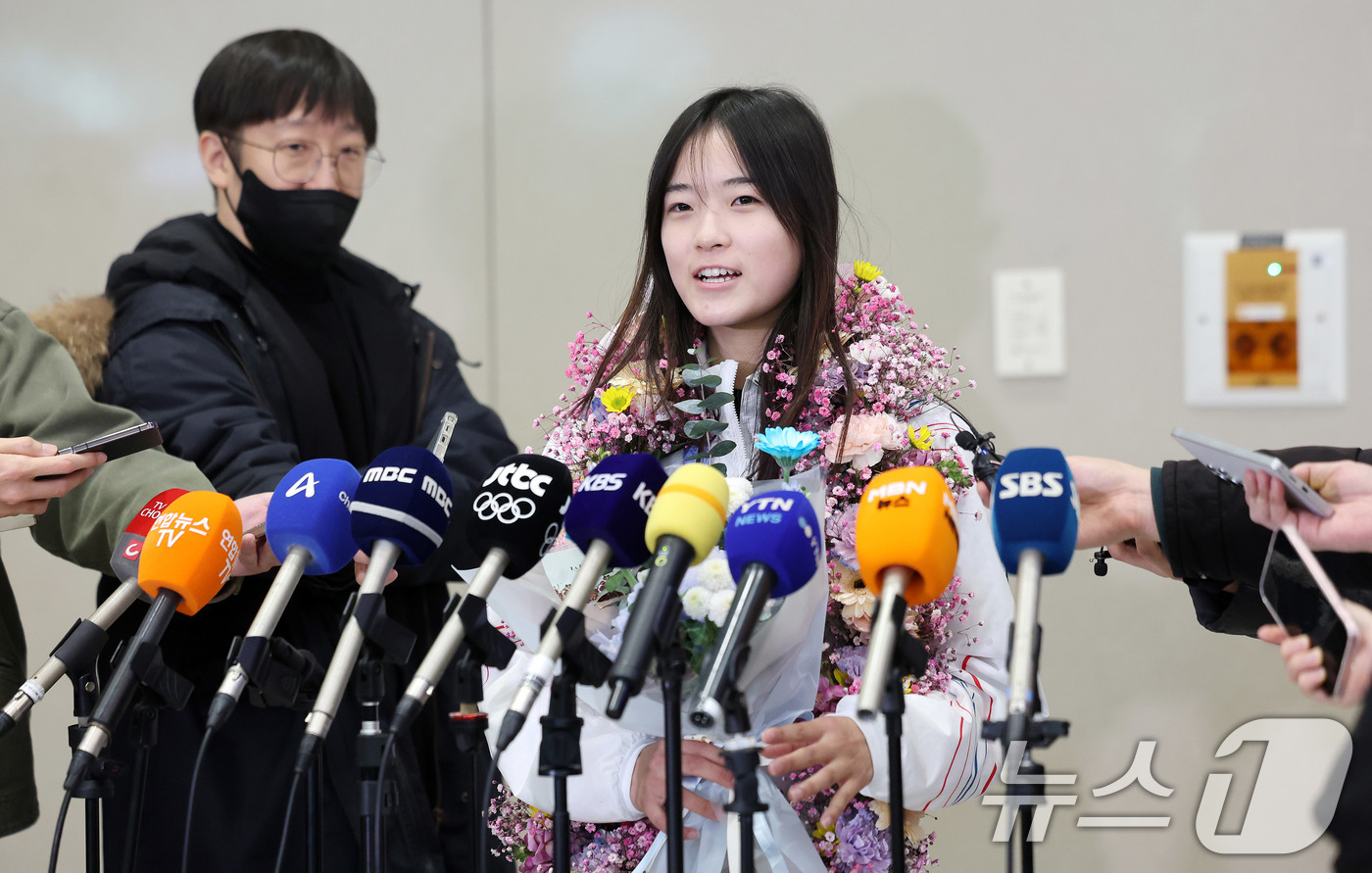 (인천공항=뉴스1) 박지혜 기자 = 2026 밀라노·코르티나담페초 동계올림픽 스노보드 여자 하프파이프에서 금메달을 차지한 최가온이 16일 인천국제공항 2터미널을 통해 귀국해 취재진 …