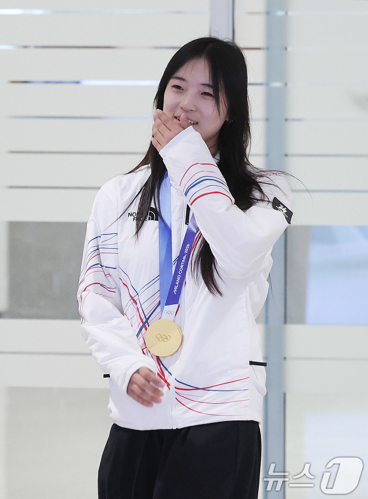 본문 이미지 - 2026 밀라노·코르티나담페초 동계올림픽 스노보드 여자 하프파이프에서 금메달을 차지한 최가온이 16일 인천공항2터미널을 통해 귀국하고 있다. 2026.2.16 ⓒ 뉴스1 박지혜 기자