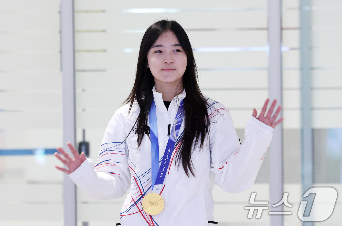 (인천공항=뉴스1) 박지혜 기자 = 2026 밀라노·코르티나담페초 동계올림픽 스노보드 여자 하프파이프에서 금메달을 차지한 최가온이 16일 인천공항2터미널을 통해 귀국하고 있다. 2 …