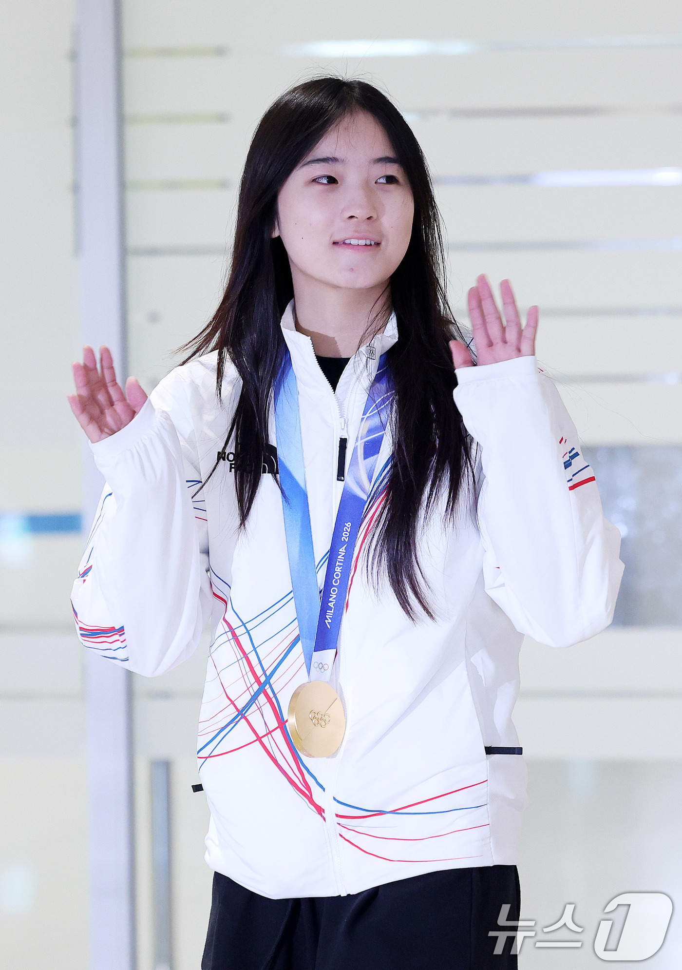 (인천공항=뉴스1) 박지혜 기자 = 2026 밀라노·코르티나담페초 동계올림픽 스노보드 여자 하프파이프에서 금메달을 차지한 최가온이 16일 인천공항2터미널을 통해 귀국하고 있다. 2 …