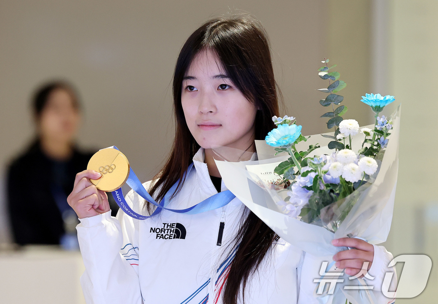 (인천공항=뉴스1) 박지혜 기자 = 2026 밀라노·코르티나담페초 동계올림픽 스노보드 여자 하프파이프에서 금메달을 차지한 최가온이 16일 인천공항2터미널을 통해 귀국해 포즈를 취하 …