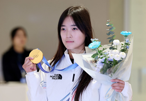 금메달 들어보이는 최가온