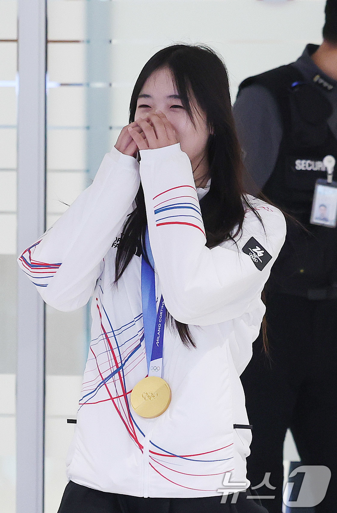 (인천공항=뉴스1) 박지혜 기자 = 2026 밀라노·코르티나담페초 동계올림픽 스노보드 여자 하프파이프에서 금메달을 차지한 최가온이 16일 인천공항2터미널을 통해 귀국하고 있다. 2 …
