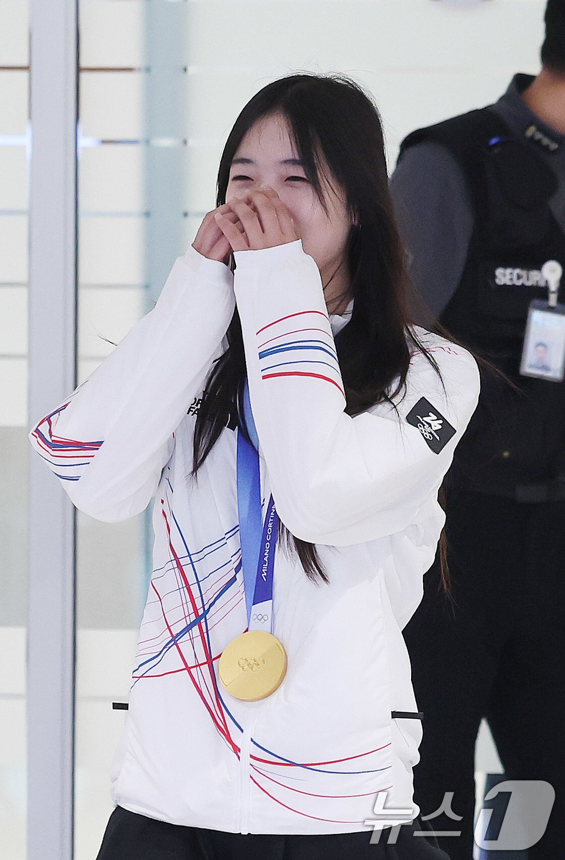 본문 이미지 - 2026 밀라노·코르티나담페초 동계올림픽 스노보드 여자 하프파이프에서 금메달을 차지한 최가온이 16일 인천공항2터미널을 통해 귀국하고 있다. 2026.2.16 ⓒ 뉴스1 박지혜 기자