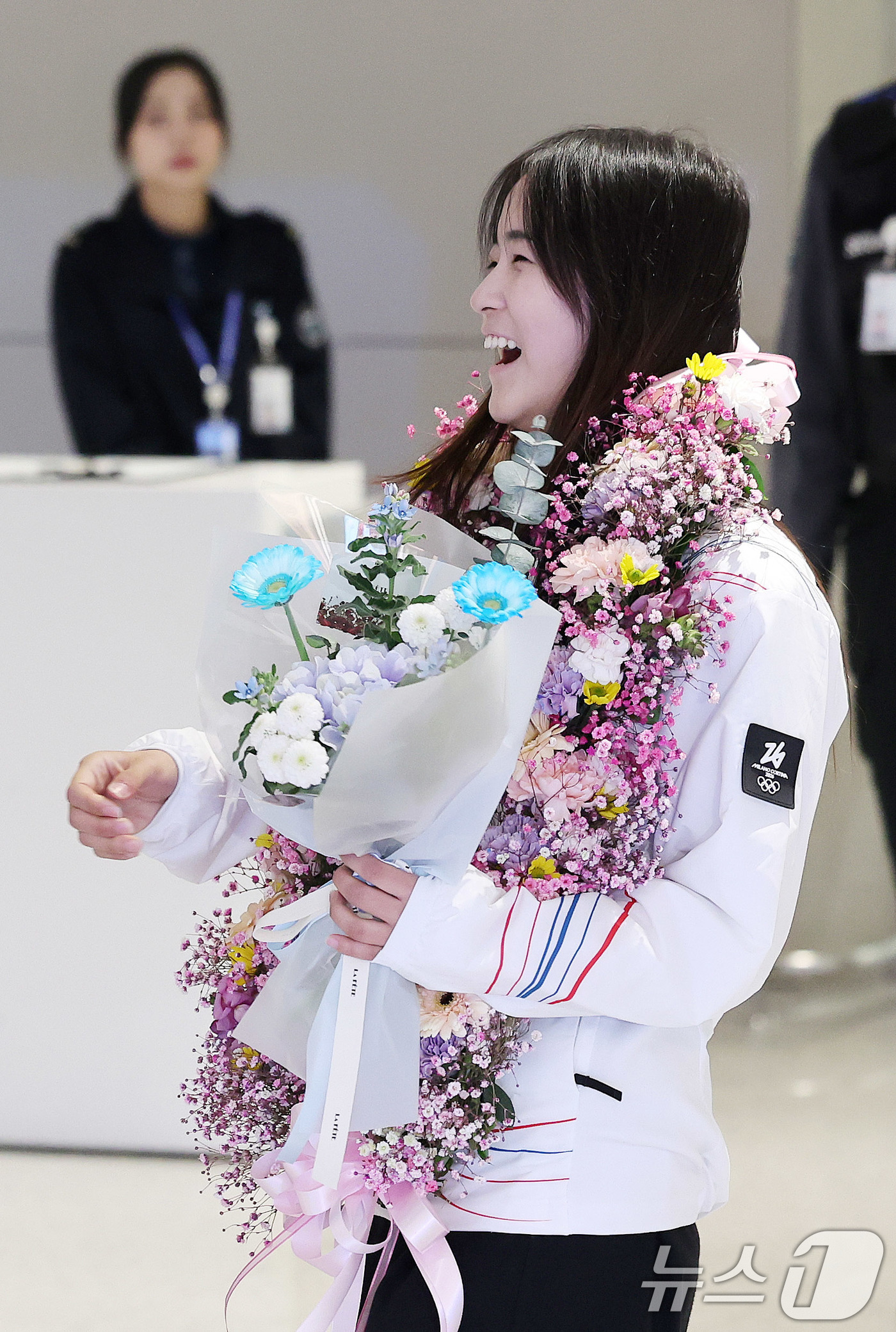 (인천공항=뉴스1) 박지혜 기자 = 2026 밀라노·코르티나담페초 동계올림픽 스노보드 여자 하프파이프에서 금메달을 차지한 최가온이 16일 인천공항2터미널을 통해 귀국하며 환하게 웃 …