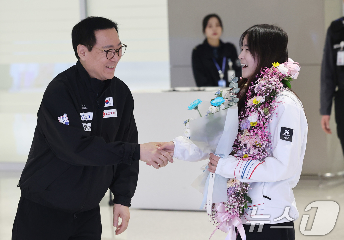 (인천공항=뉴스1) 박지혜 기자 = 2026 밀라노·코르티나담페초 동계올림픽 스노보드 여자 하프파이프에서 금메달을 차지한 최가온이 16일 인천공항2터미널을 통해 귀국해 꽃목걸이를 …