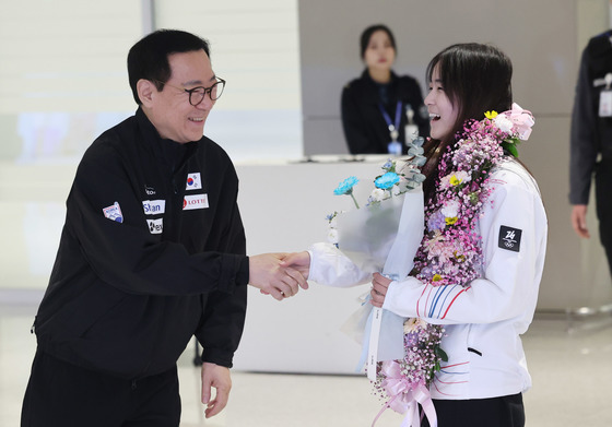 꽃목걸이 받은 최가온