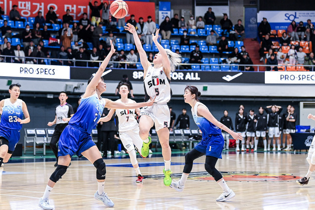 '안혜지 버저비터 3점포' BNK, 신한은행 꺾고 공동 4위 점프
