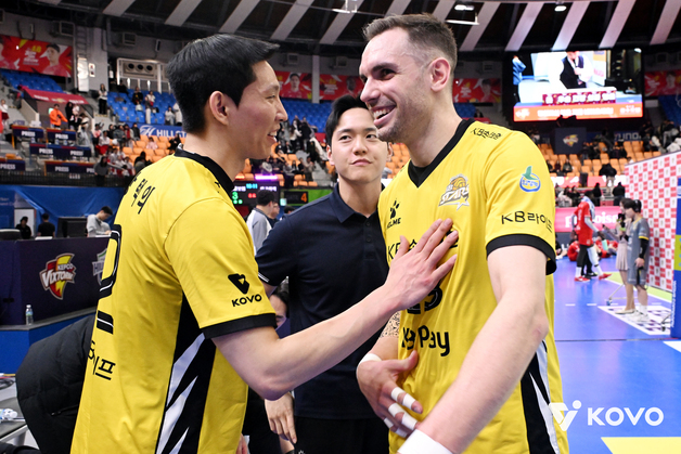 '비예나 트리플크라운' KB손보, 한전 꺾고 3위 도약