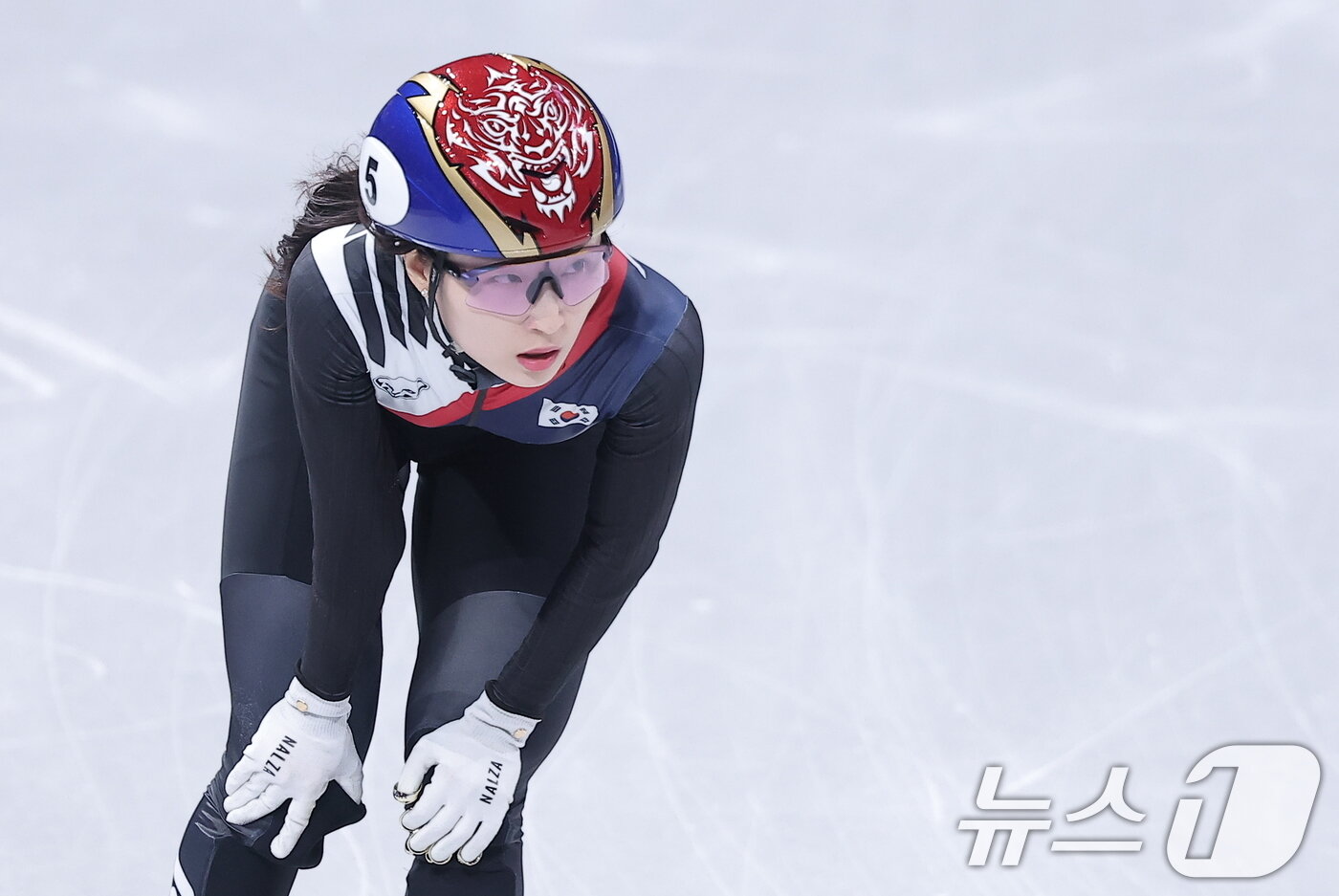 본문 이미지 - 쇼트트랙 최민정이 16일(현지시간) 이탈리아 밀라노 아이스스케이팅 아레나에서 열린 2026 밀라노·코르티나담페초 동계올림픽 쇼트트랙 여자 1000m 준준결승에서 준결승 진출을 확정 지은 뒤 숨을 고르고 있다. 2026.2.16 ⓒ 뉴스1 김성진 기자