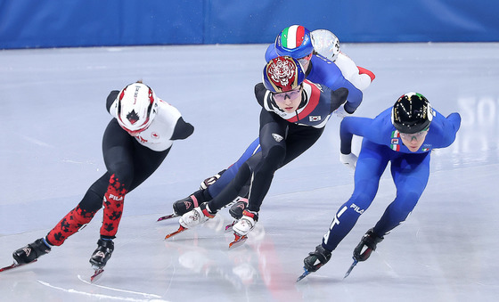 틈 노리는 최민정