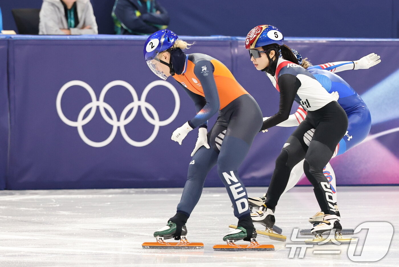 본문 이미지 - 쇼트트랙 김길리가 16일(현지시간) 이탈리아 밀라노 아이스스케이팅 아레나에서 열린 2026 밀라노·코르티나담페초 동계올림픽 쇼트트랙 여자 1000m 준준결승에서 조2위로 통과하고 있다. 2026.2.16 ⓒ 뉴스1 김진환 기자