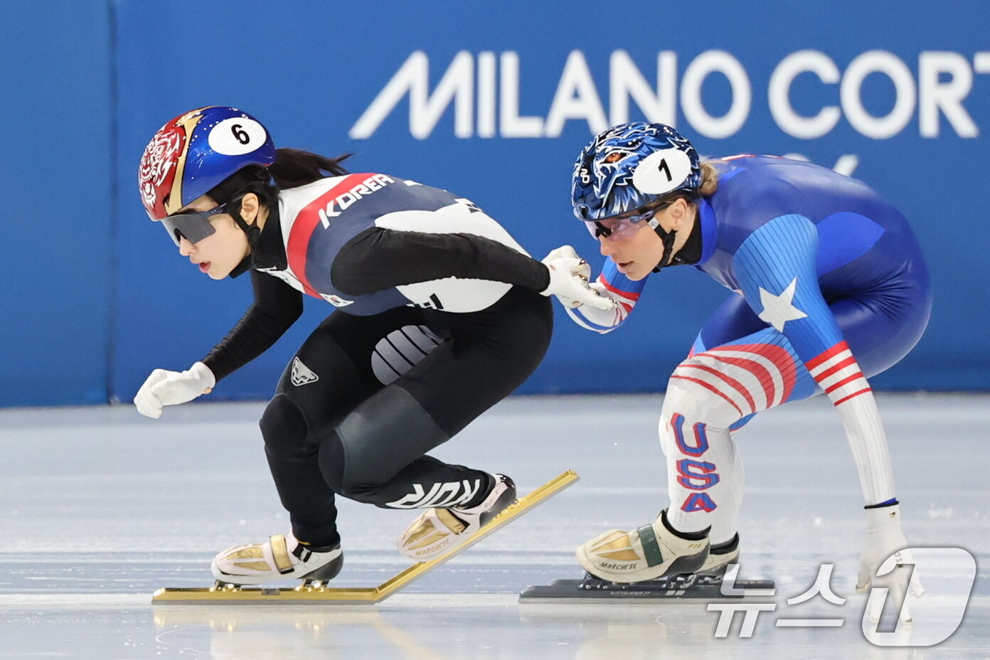 본문 이미지 - 쇼트트랙 김길리가 16일(현지시간) 이탈리아 밀라노 아이스스케이팅 아레나에서 열린 2026 밀라노·코르티나담페초 동계올림픽 쇼트트랙 여자 1000m 준준결승에서 조2위로 결승선을 통과하고 있다. 2026.2.16 ⓒ 뉴스1 김진환 기자