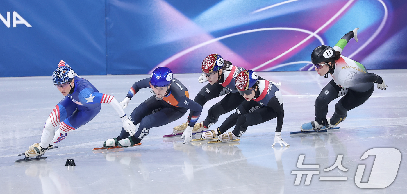 (밀라노=뉴스1) 김성진 기자 = 쇼트트랙 김길리와 노도희가 16일(현지시간) 이탈리아 밀라노 아이스스케이팅 아레나에서 열린 2026 밀라노·코르티나담페초 동계올림픽 쇼트트랙 여자 …