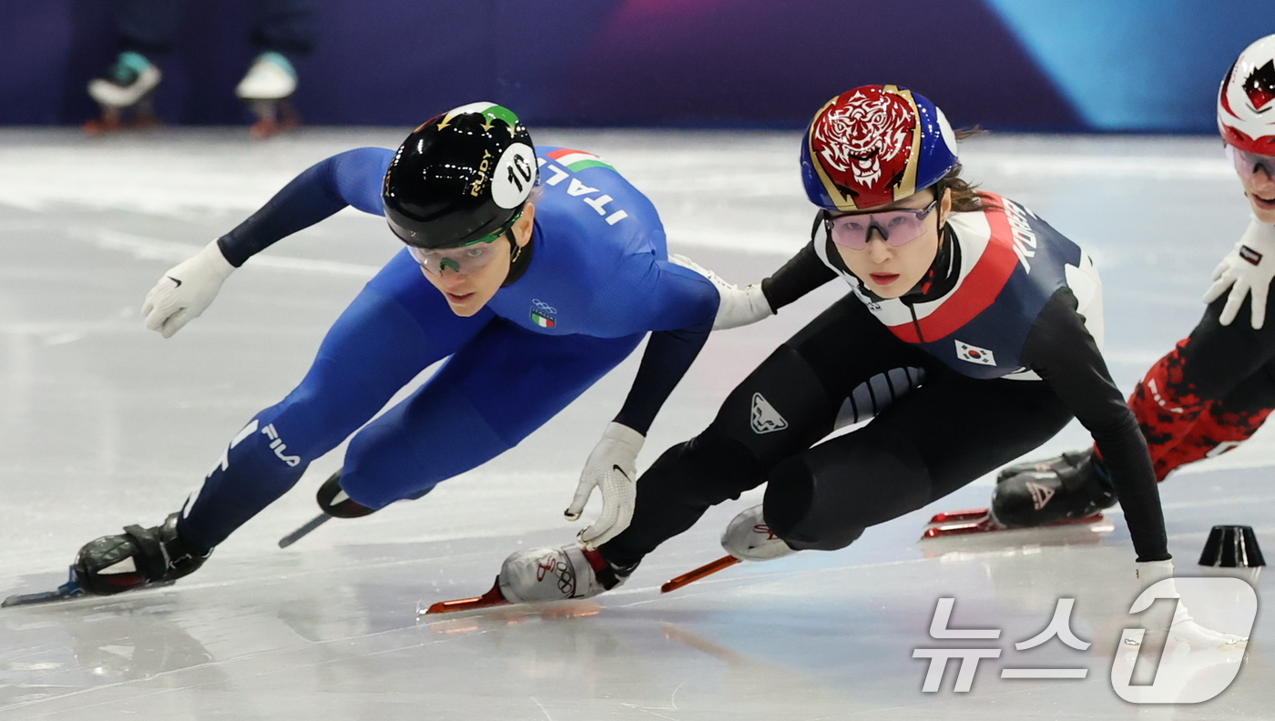 (밀라노=뉴스1) 김진환 기자 = 쇼트트랙 최민정이 16일(현지시간) 이탈리아 밀라노 아이스스케이팅 아레나에서 열린 2026 밀라노·코르티나담페초 동계올림픽 쇼트트랙 여자 1000 …