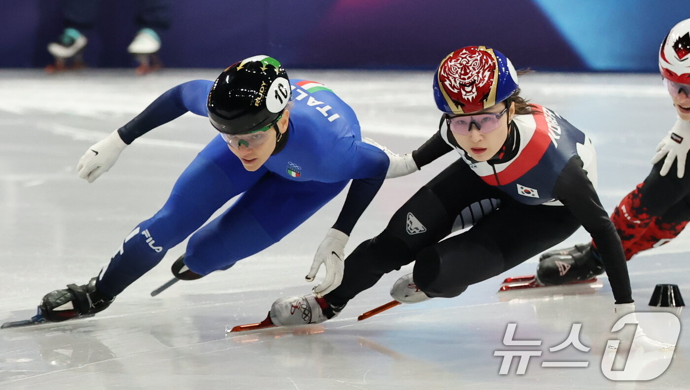본문 이미지 - 쇼트트랙 최민정이 16일(현지시간) 이탈리아 밀라노 아이스스케이팅 아레나에서 열린 2026 밀라노·코르티나담페초 동계올림픽 쇼트트랙 여자 1000m 준준결승에서 아리아나 폰타나(이탈리아)와 경합하고 있다. 2026.2.16 ⓒ 뉴스1 김진환 기자