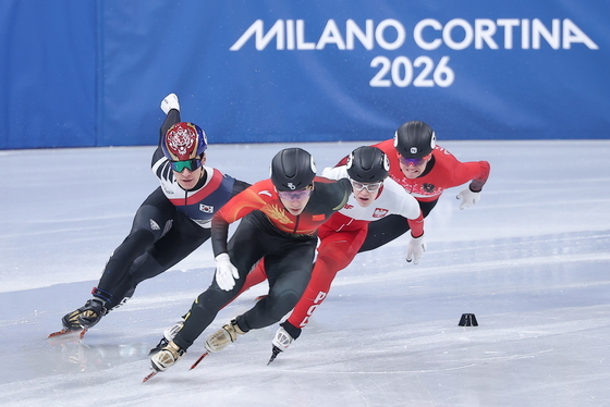 500m 예선서 질주하는 황대헌