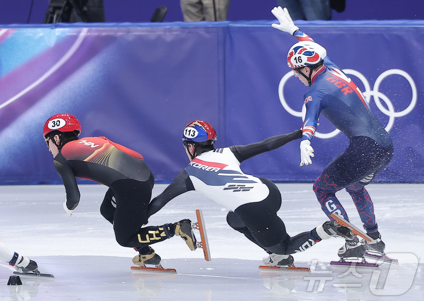 (밀라노=뉴스1) 김성진 기자 = 임종언이 16일(현지시간) 이탈리아 밀라노 아이스스케이팅 아레나에서 열린 2026 밀라노·코르티나담페초 동계올림픽 쇼트트랙 남자 500m 예선에서 …