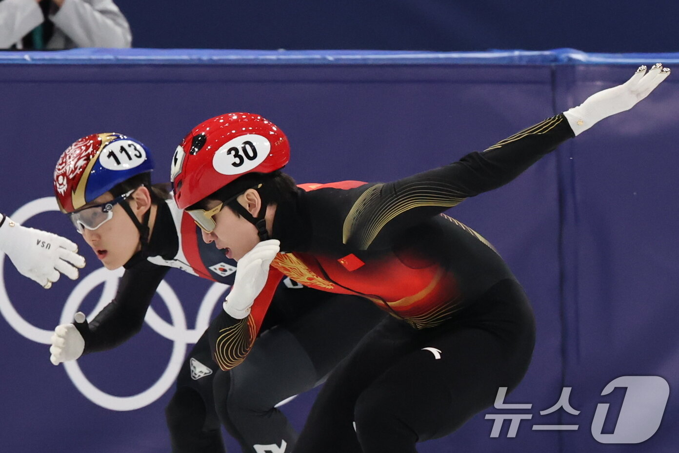본문 이미지 - 쇼트트랙 임종언과 중국 린샤오쥔(임효준)이 16일(현지시간) 이탈리아 밀라노 아이스스케이팅 아레나에서 열린 2026 밀라노·코르티나담페초 동계올림픽 쇼트트랙 남자 500m 예선에서 질주하고 있다. 2026.2.16 ⓒ 뉴스1 김진환 기자